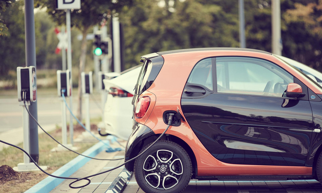 Država daje NOVAC za kupovinu ELEKTRIČNIH I HIBRIDNIH vozila - subvencije do 5.000 evra