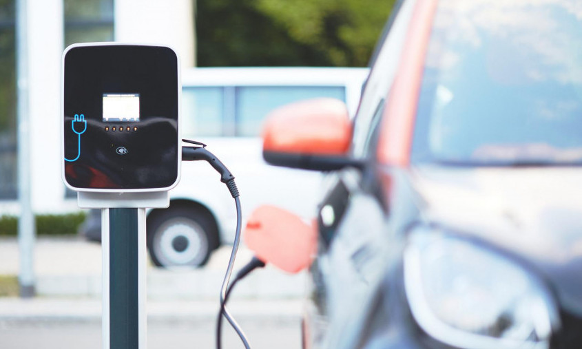 Ako postoje besplatni punjači za električne automobile, zašto ih nema i za gorivo?