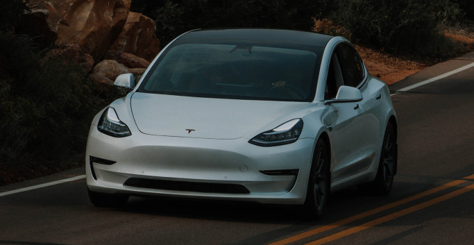 Tesla POVLAČI 1,1 MILION VOZILA zbog greške