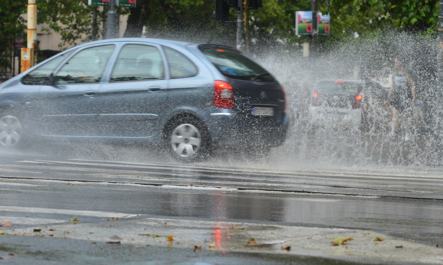 KRKLJANAC NA PANČEVCU, AUTOKOMANDA STOJI! Kiša paralisala Beograd, paklene gužve na više tačaka (FOTO)