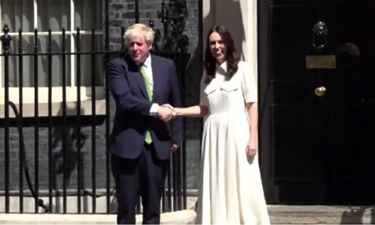 Snimak susreta Borisa Džonsona s premijerkom Novog Zelanda je apsolutni hit na internetu - jasno je zašto