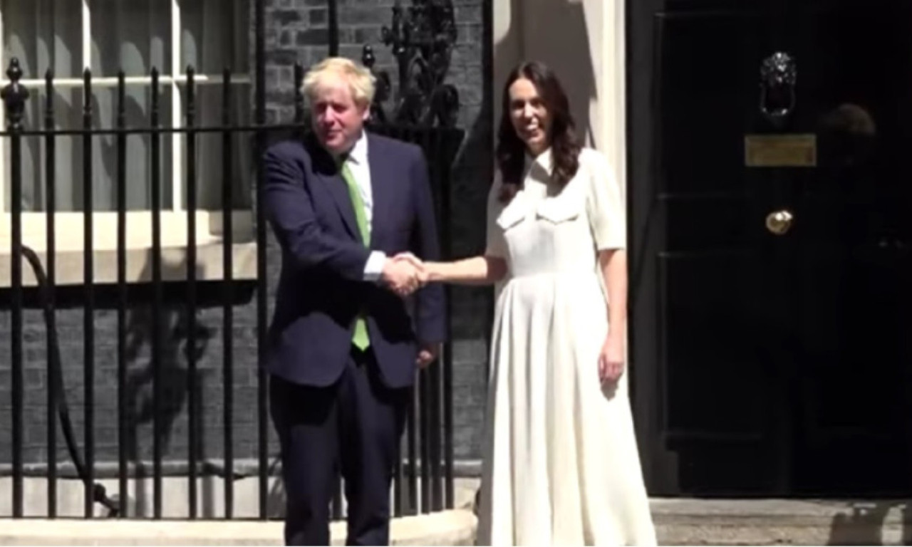 Snimak susreta Borisa Džonsona s premijerkom Novog Zelanda je apsolutni hit na internetu - jasno je zašto