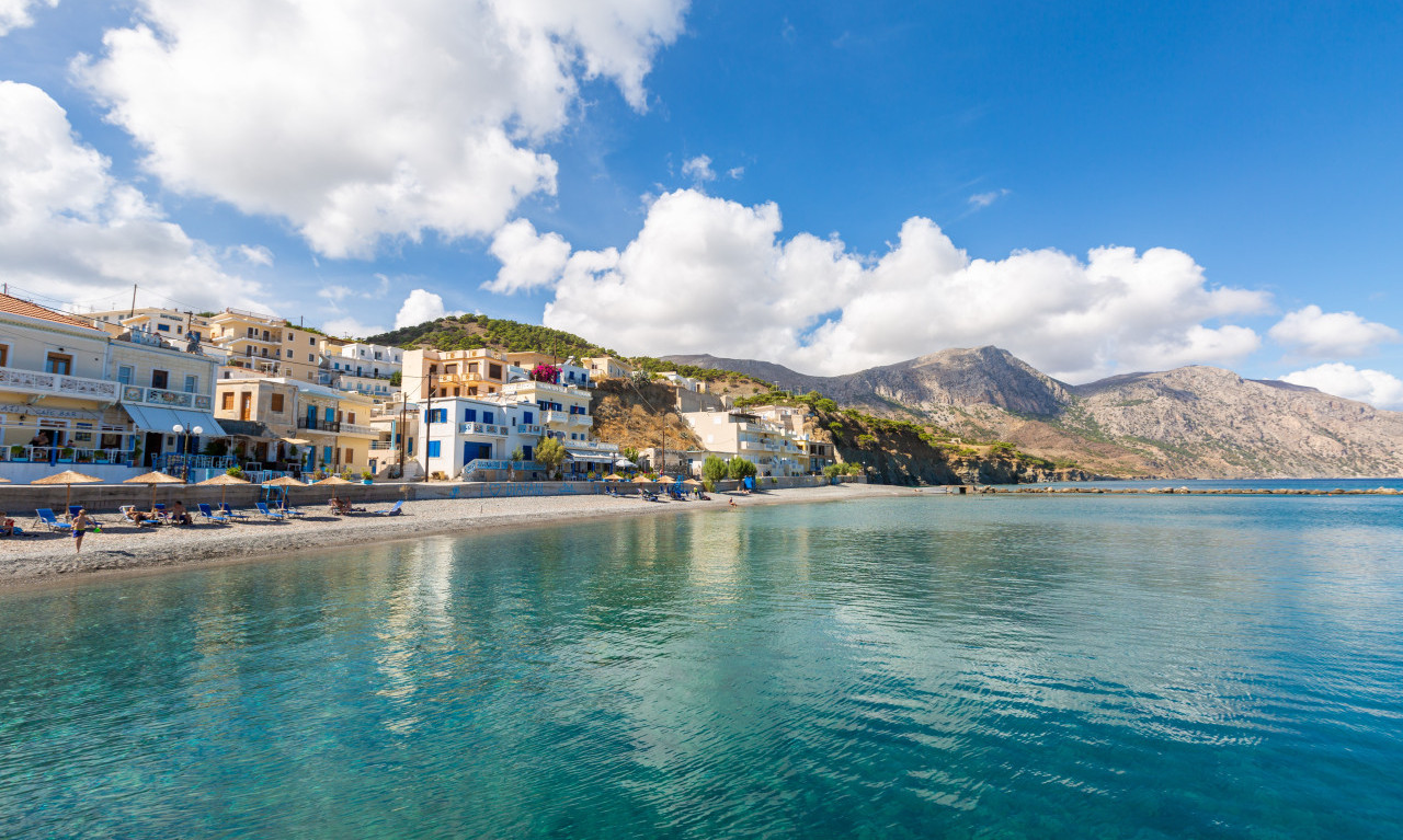 TURISTI U GRČKOJ ZATEČENI PRIZOROM U MORU! Izgleda kao ogromno žumance i pliva... (VIDEO)