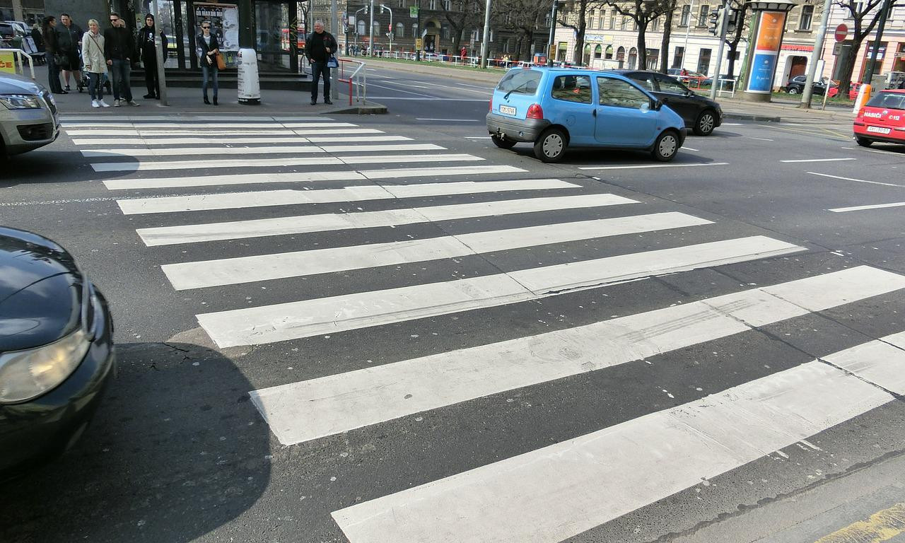 AUTOMOBIL NALETEO NA ŽENU SA DECOM! Pogledajte snimak sa mesta nesreće u Vranju (VIDEO)