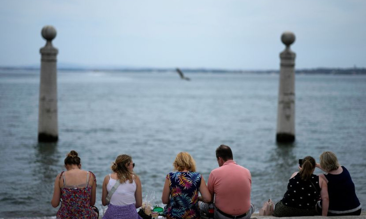 HIT fotka sa PLAŽE nasmejala sve: Tako smo nekad pravili šatore