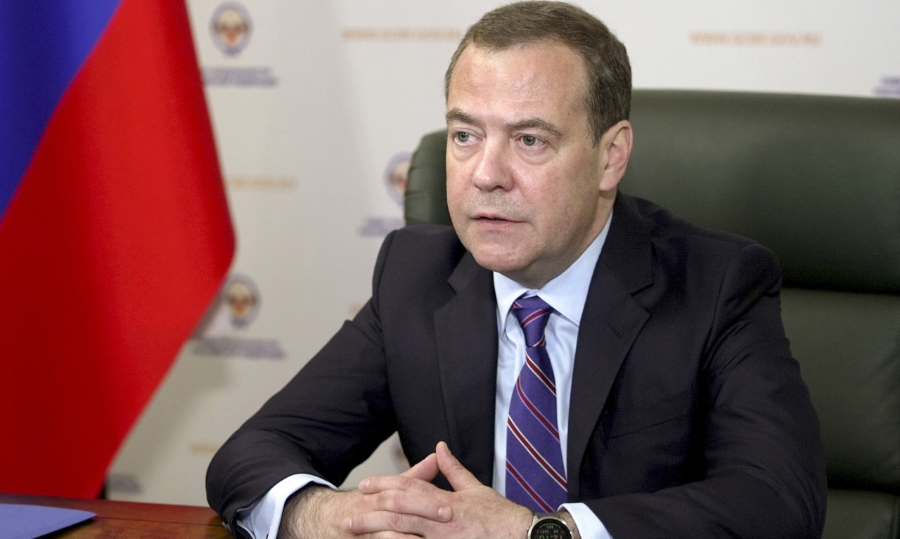 DOLAR I EVRO izjednačeni, Medvedev ima rešenje: ŠTEDITE U RUBLJAMA!