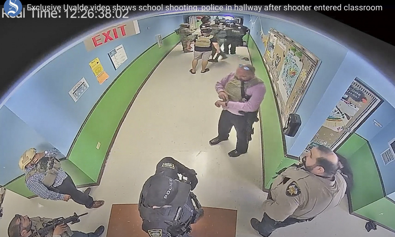 Snimak zbog koga je BESNA AMERIKA: Masakr u školi traje, a policajci DEZINFIKUJU RUKE (?!)