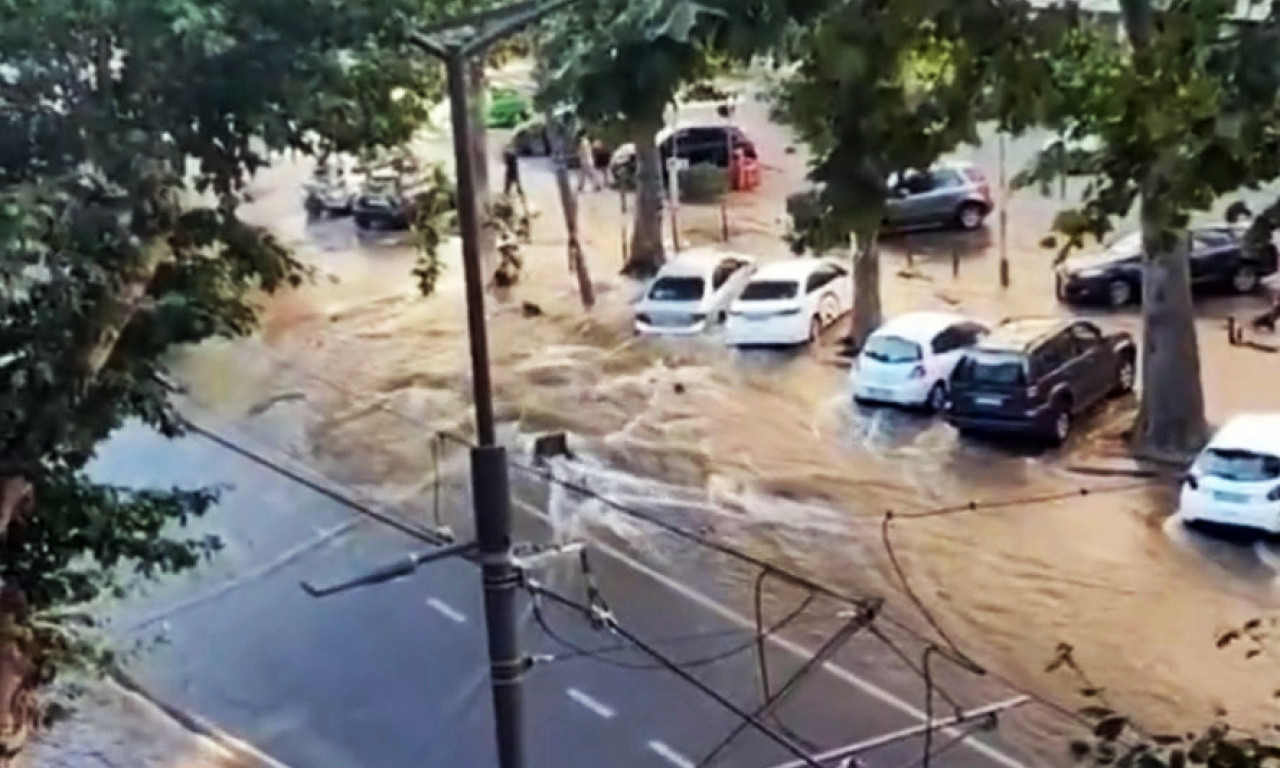 Potop u ulici Kraljice Marije - pukla vodovodna cev, prekid saobraćaja, automobili plivaju