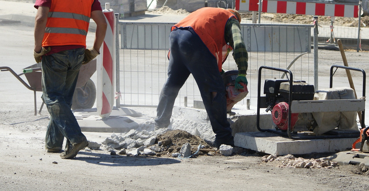 Pukla cev u Takovskoj, izmenjene trase autobusa, neke ulice biće bez vode nekoliko  sati