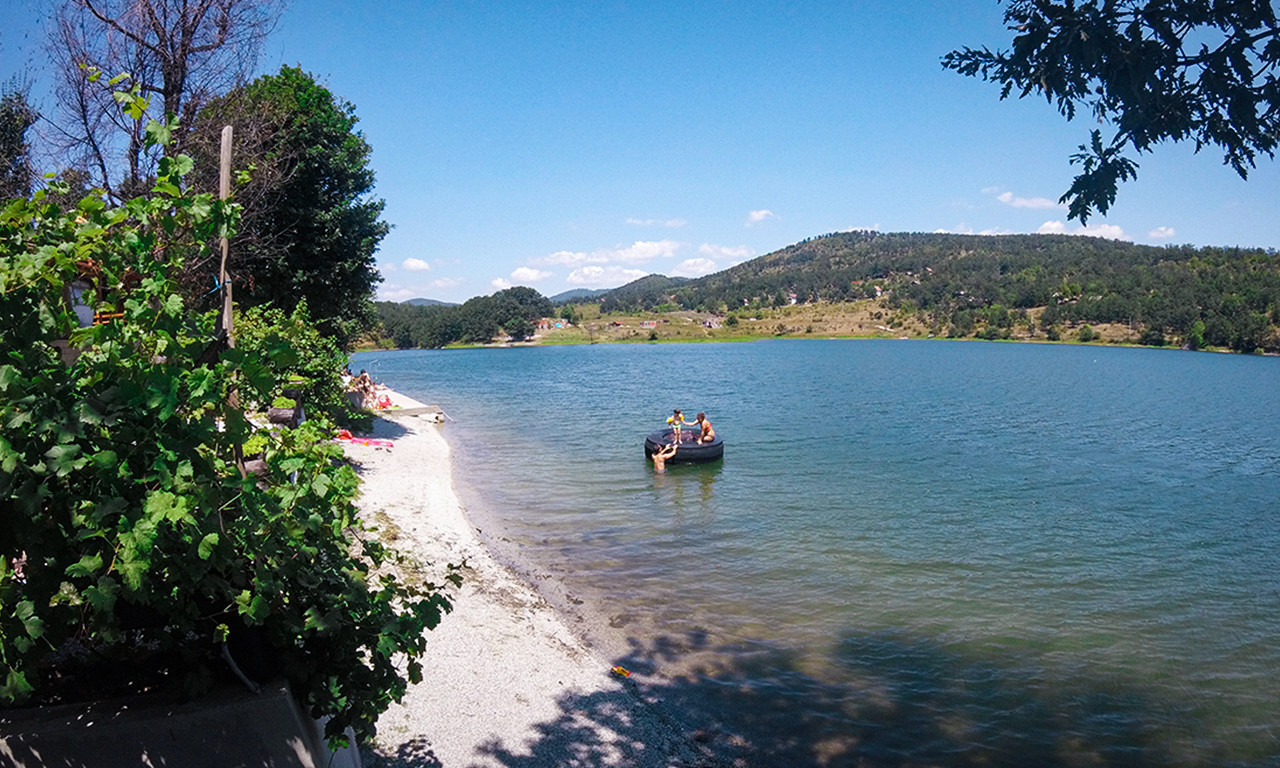OAZA MIRA NA SAMO PAR SATI VOŽNJE OD GRADA Ova jezera su pravi dragulji Srbije!