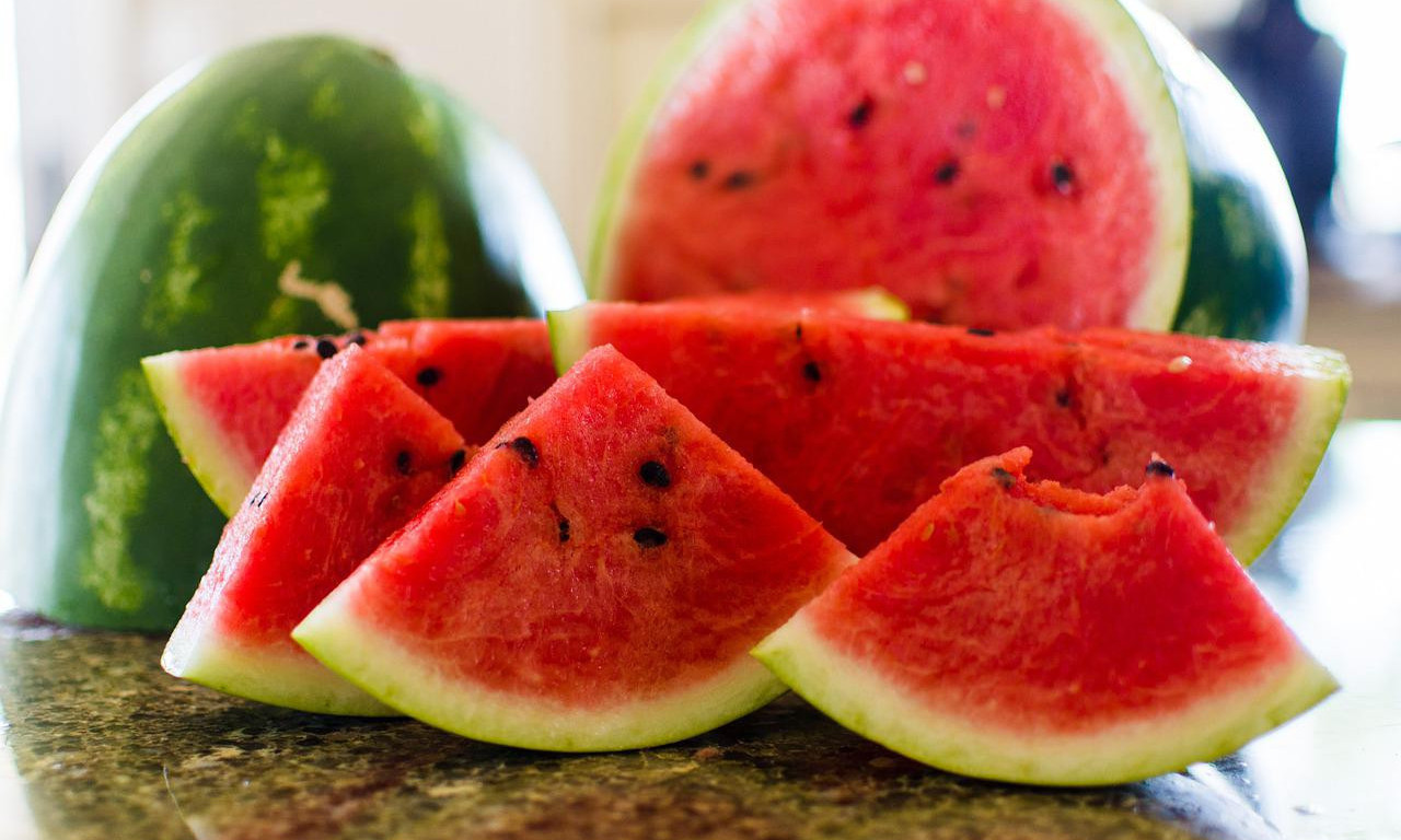 OTAC DVOJE DECE SE UGUŠIO LUBENICOM Nezapamćena tragedija na takmičenju u brzom jedenju voća (FOTO)