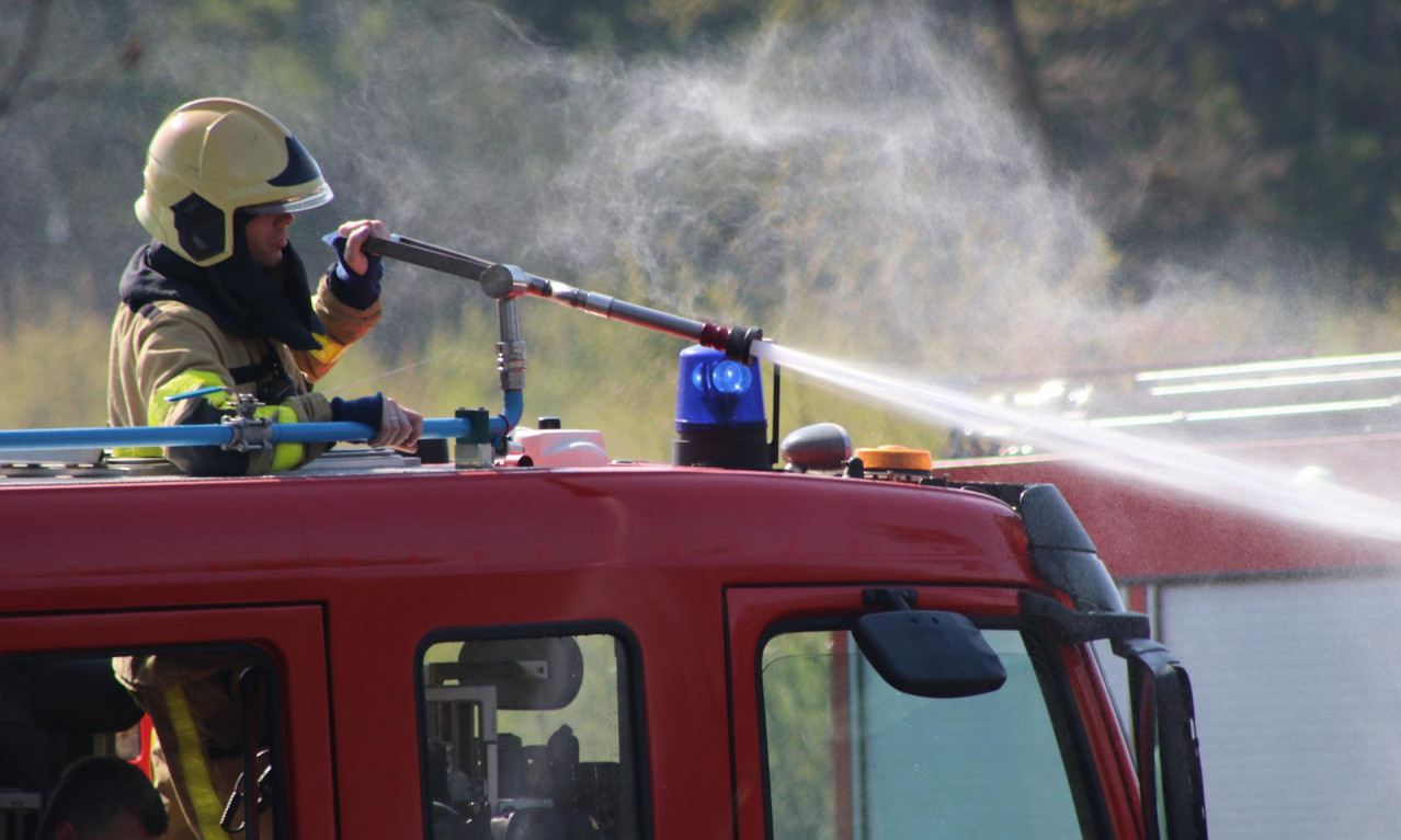 Požar u RESTORANU brze hrane u Nišu: Plamen je zahvatio i KROV objekta