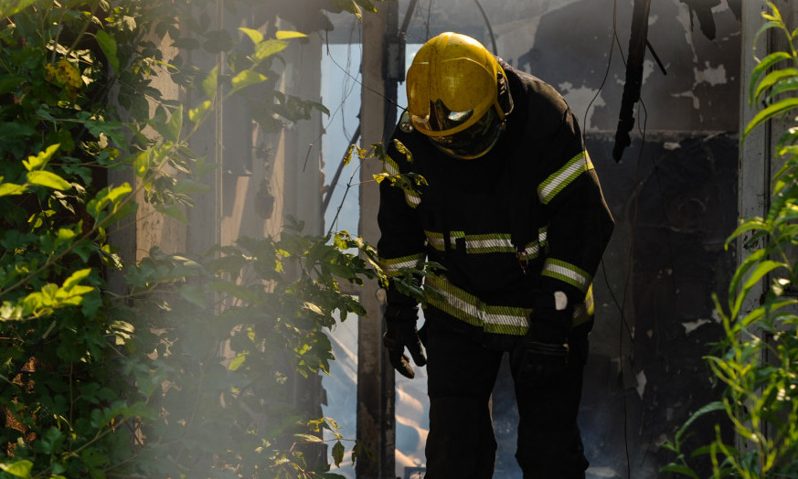 Gori stan u Krnjači: Vatrogasci na terenu, u zgradi nema POVREĐENIH