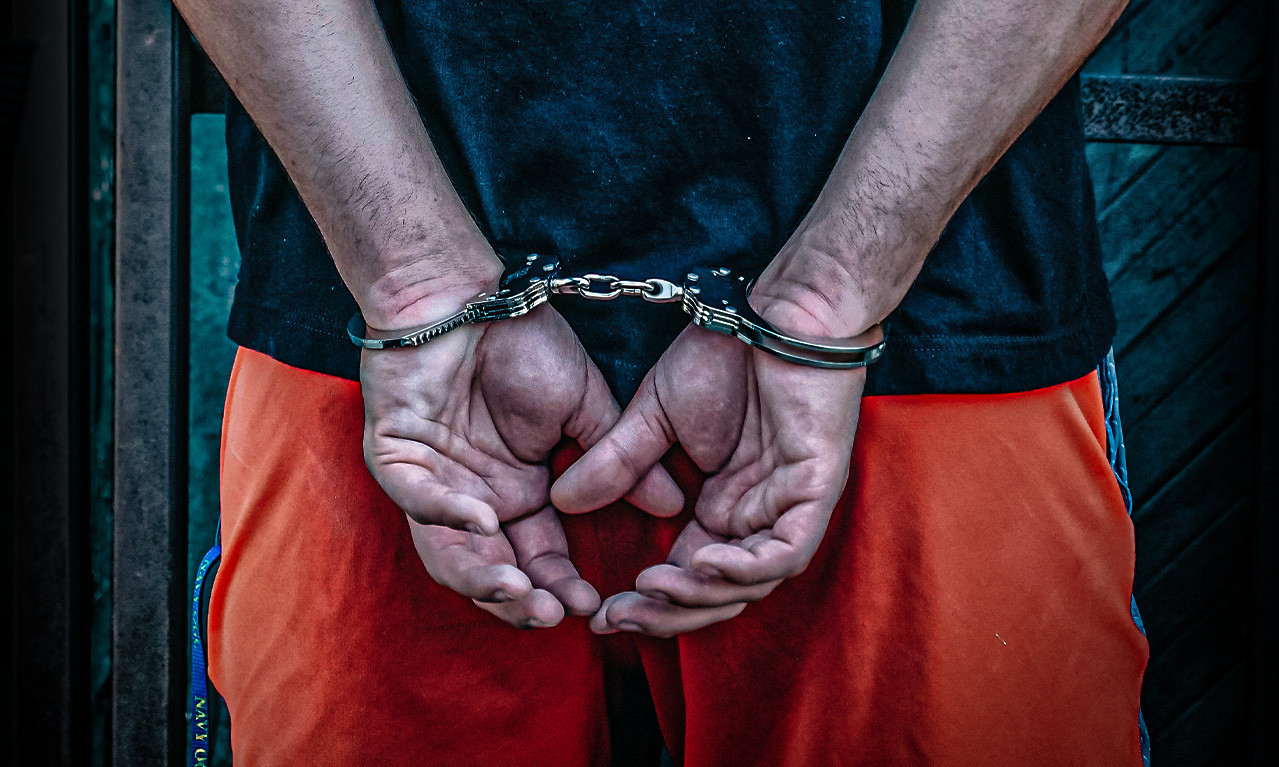 Uhapšen MLADIĆ (18) osumnjičen za pokušaj PLJAČKE MENJAČNICE