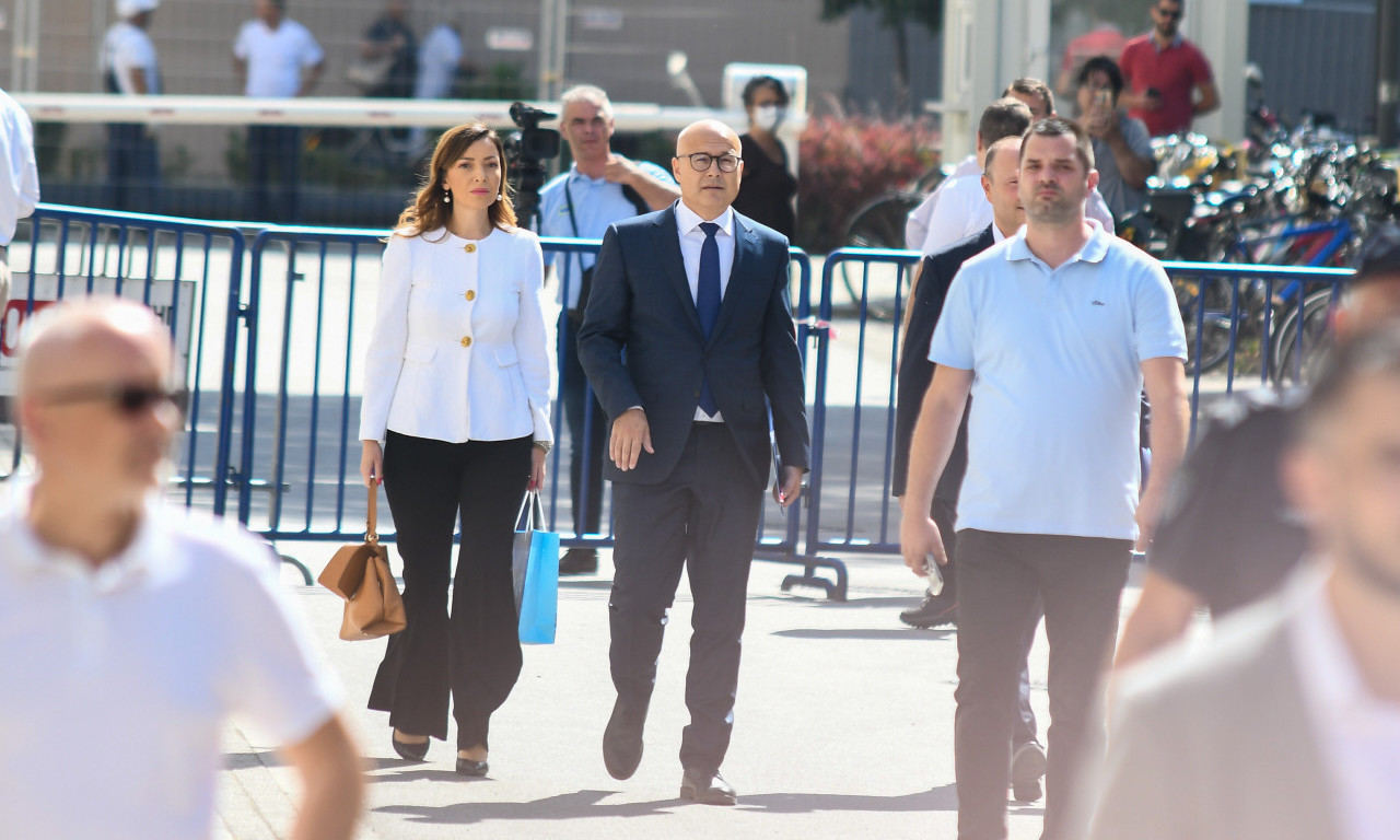 Gradonačelnik Novog Sada: Neko protestuje, napada policiju, baca dimne bombe, a nekog su izabrali građani