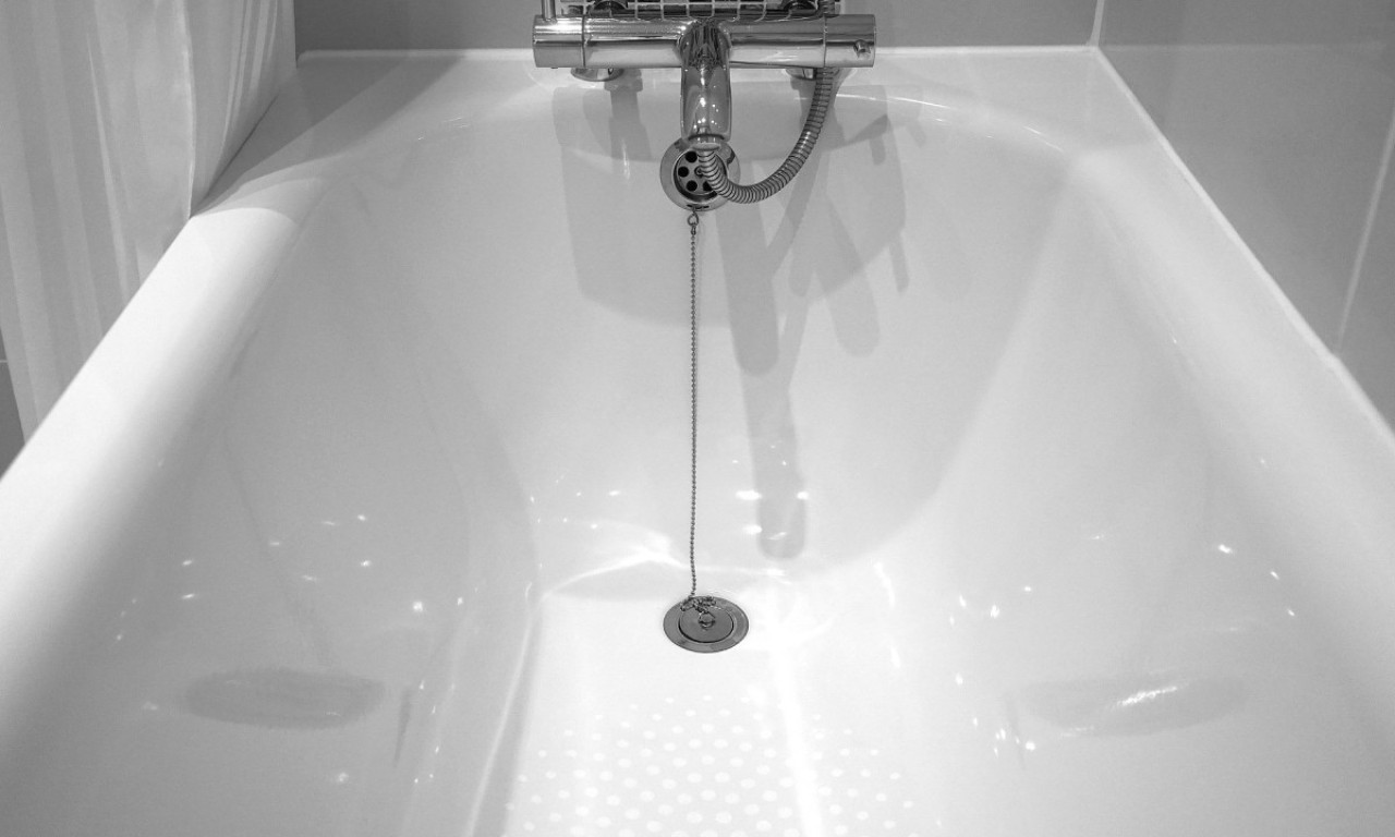 MAJKA IZ NAŠICA STAVILA DECU NA KUPANJE, PA USLEDIO HOROR Počela da se guše zbog jedne greške