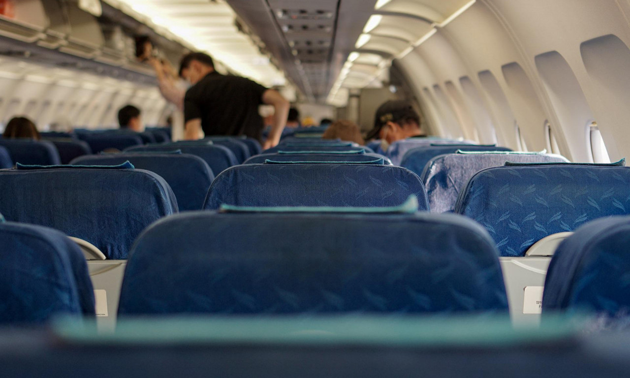 Putnik demolirao toalet u avionu, pa stjuarta udario pesnicom u facu: Mnogima priselo PUTOVANJE