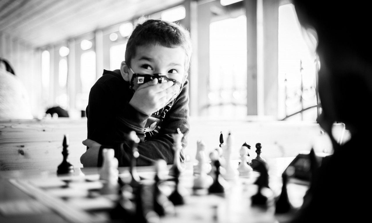 Stvarno je vreme da se ZABRINEMO: ROBOT sedmogodišnjem dečaku SLOMIO PRST na šahovskom turniru