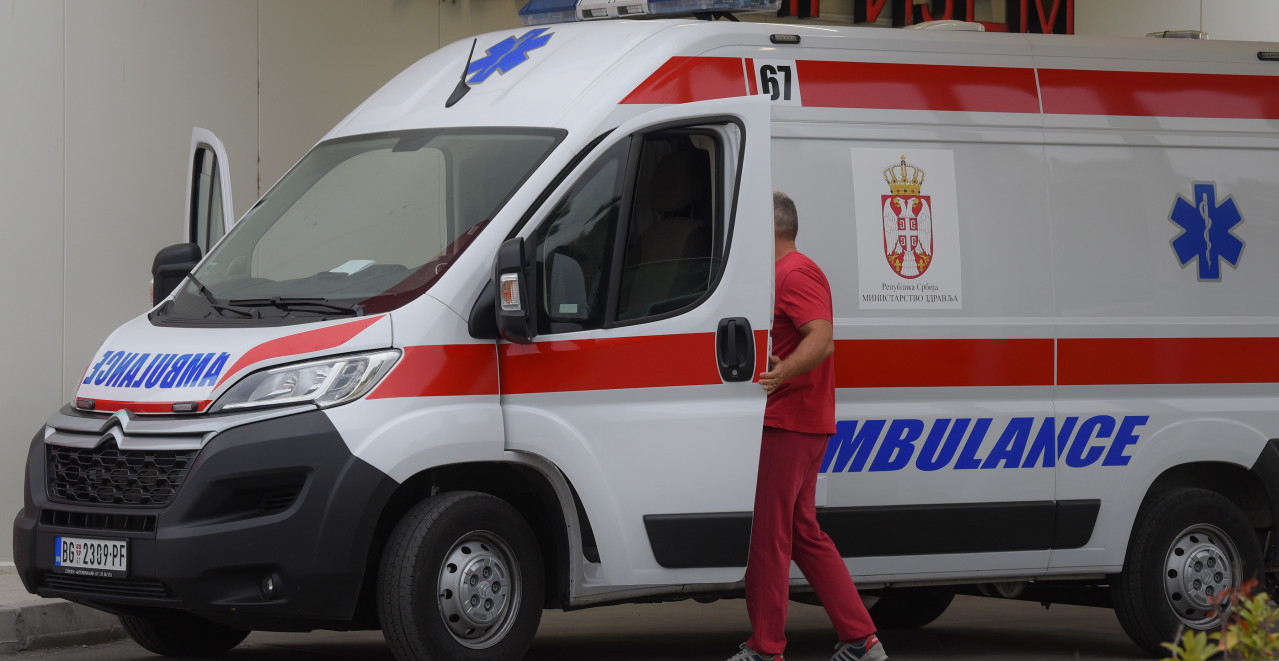 Muž i žena seli da RUČAJU, pa dobili BATINE: Strava u RESTORANU brze hrane u Beogradu