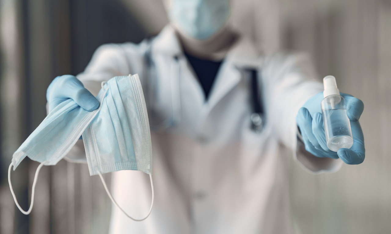 FRANCUSKA IMA ZALIHE MASKI ZA 3 MESECA EPIDEMIJE VIRUSA Ministar se obratio svima koji žele da otputuju iz zemlje