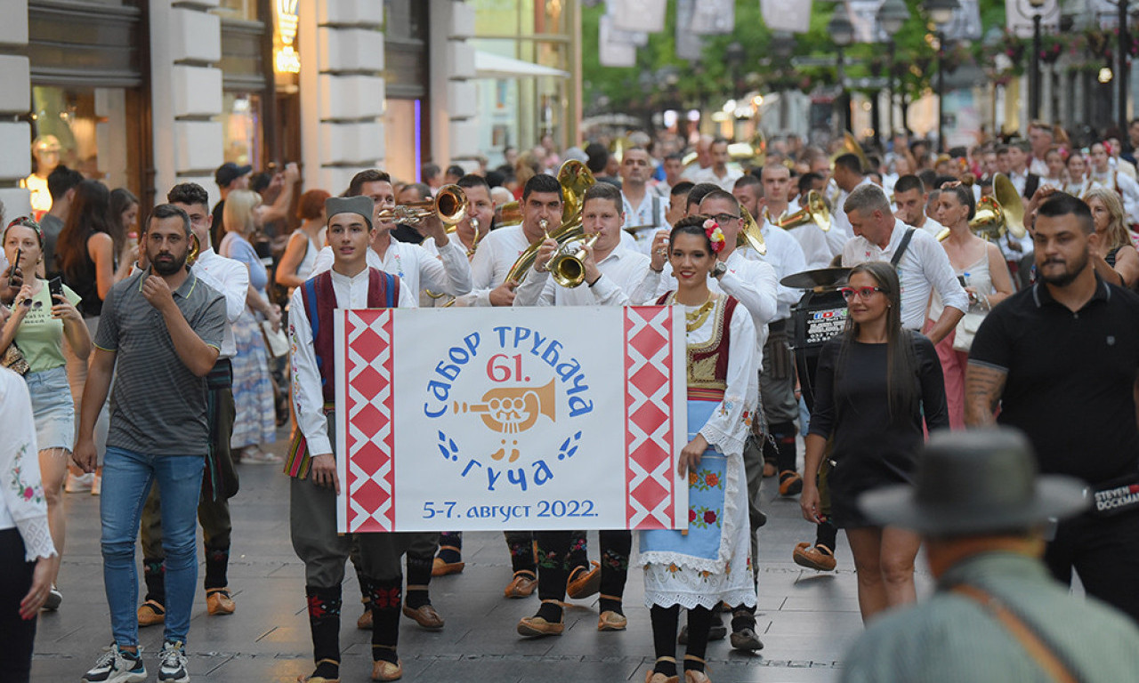 Srpska truba orila se CENTROM BEOGRADA: Defile trubača najavio SABOR U GUČI