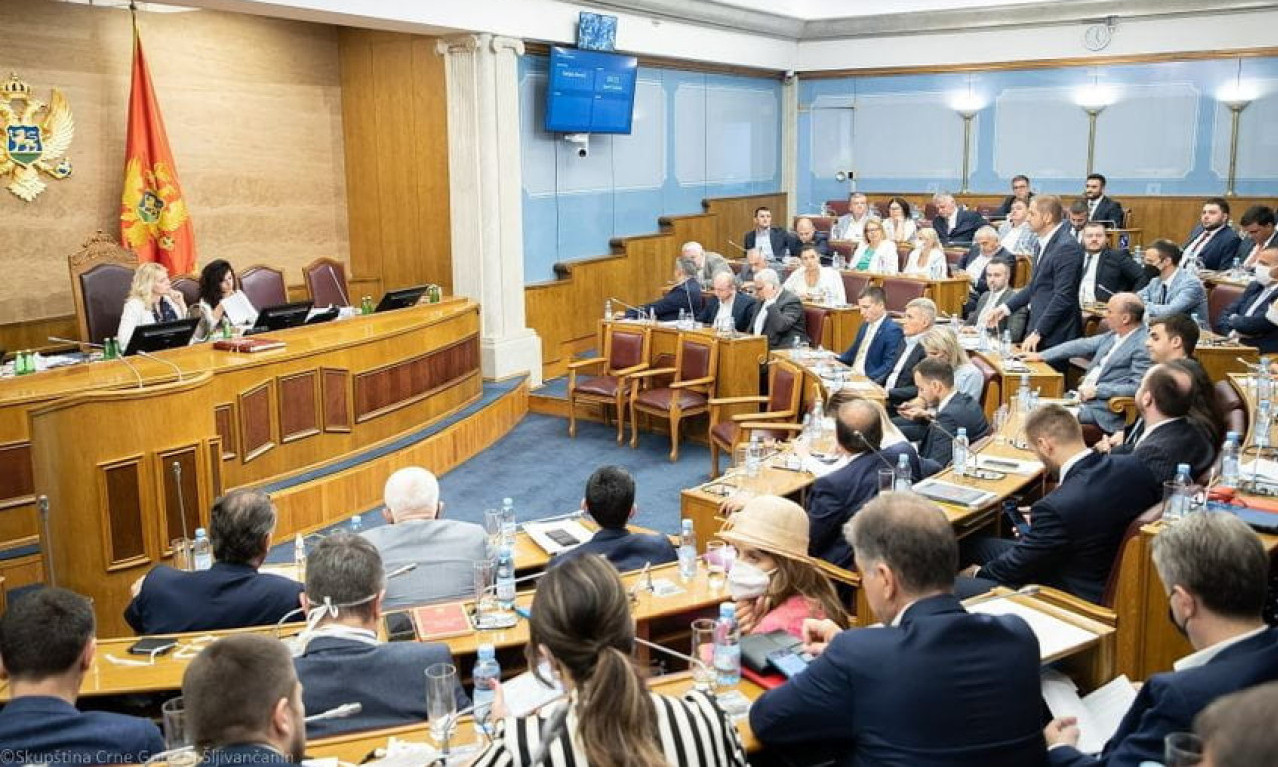 CRNA GORA SVE BLIŽA EVROPSKOJ UNIJI Crnogorski poslanici usvojili predlog Rezolucije o integraciji u EU