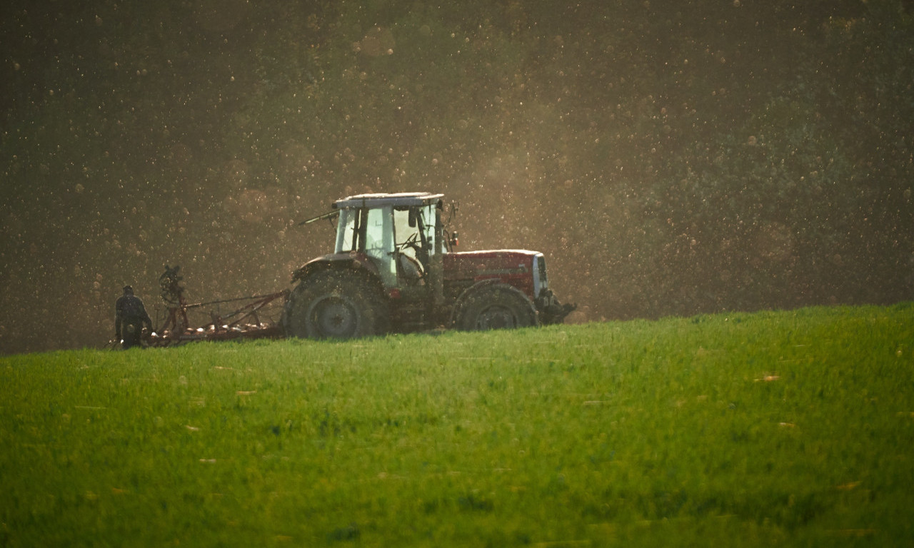 POGINUO TINEJDŽER (17) KOD JAGODINE Vozio traktor, pa se sudario sa automobilom