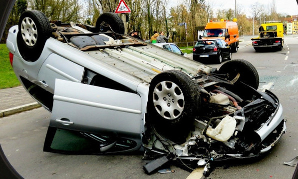 Težak udes kod Bečeja, vozilo sletelo sa puta i prevrnulo se, jedna osoba poginula