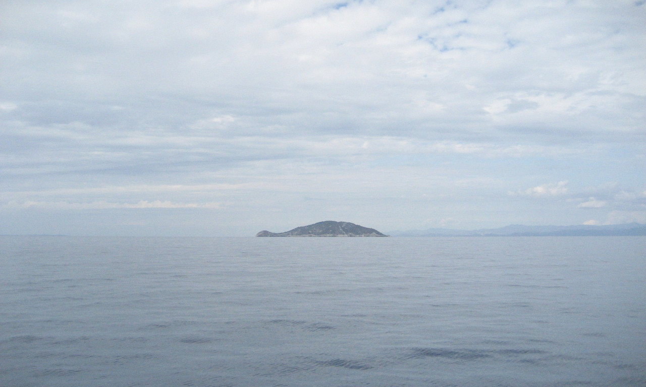 Volite KASNA LETA i topla mora? Ovo je IDEALNA PLAŽA za vas