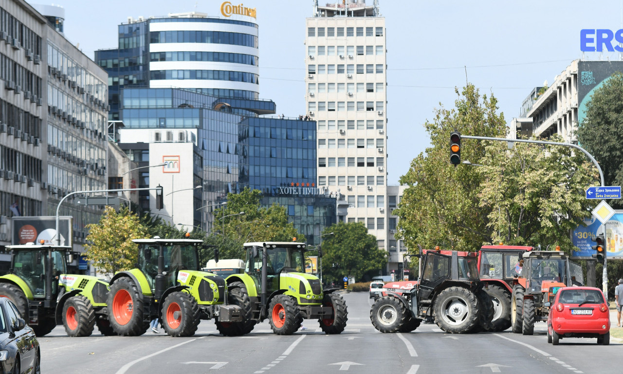 Poljoprivrednici i dalje NA ULICAMA, traktori u Subotici u centru grada
