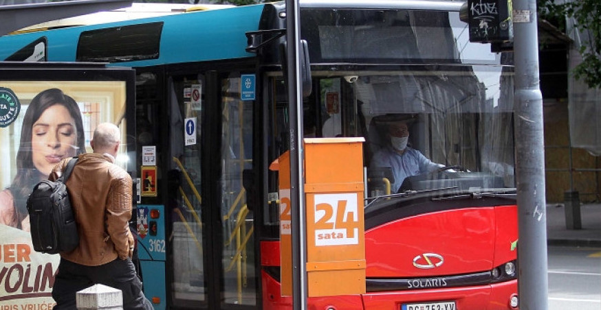 Tinejdžer ispao iz AUTOBUSA, životno je UGROŽEN - sve zbog MOBILNOG TELEFONA