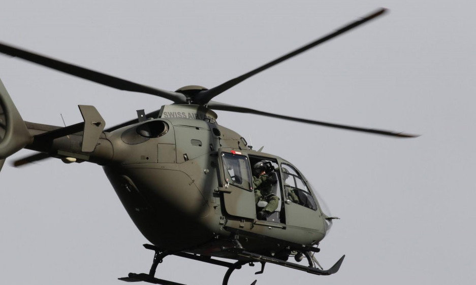 Švajcarska vojska helikopterima NOSI VODU ŽEDNIM ŽIVOTINJAMA na farmama pogođenim sušom