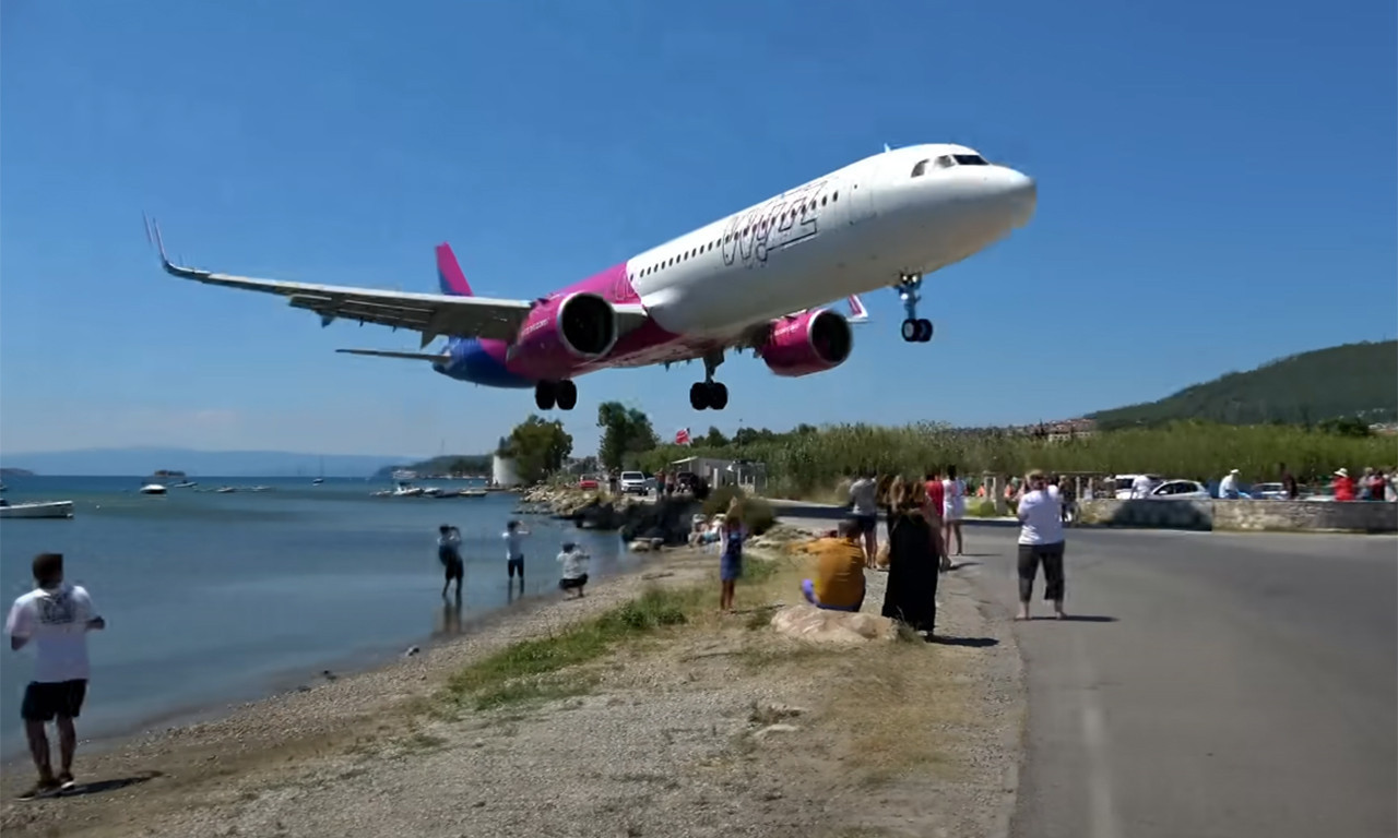 Samo za ADRENALINSKE ZAVISNIKE: Na grčkom ostrvu Skiatos SLETANJE AVIONA je PRAVI IZAZOV - za pilote i za turiste
