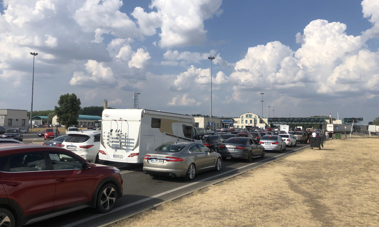 Na granicama RASPAD SISTEMA, čeka se i po 5 sati