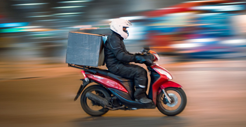 "VOZE KAO DA IMAJU DEVET ŽIVOTA" Pogledajte šta je uradio dostavljač u Novom Sadu, šok snimak iz saobraćaja (VIDEO)