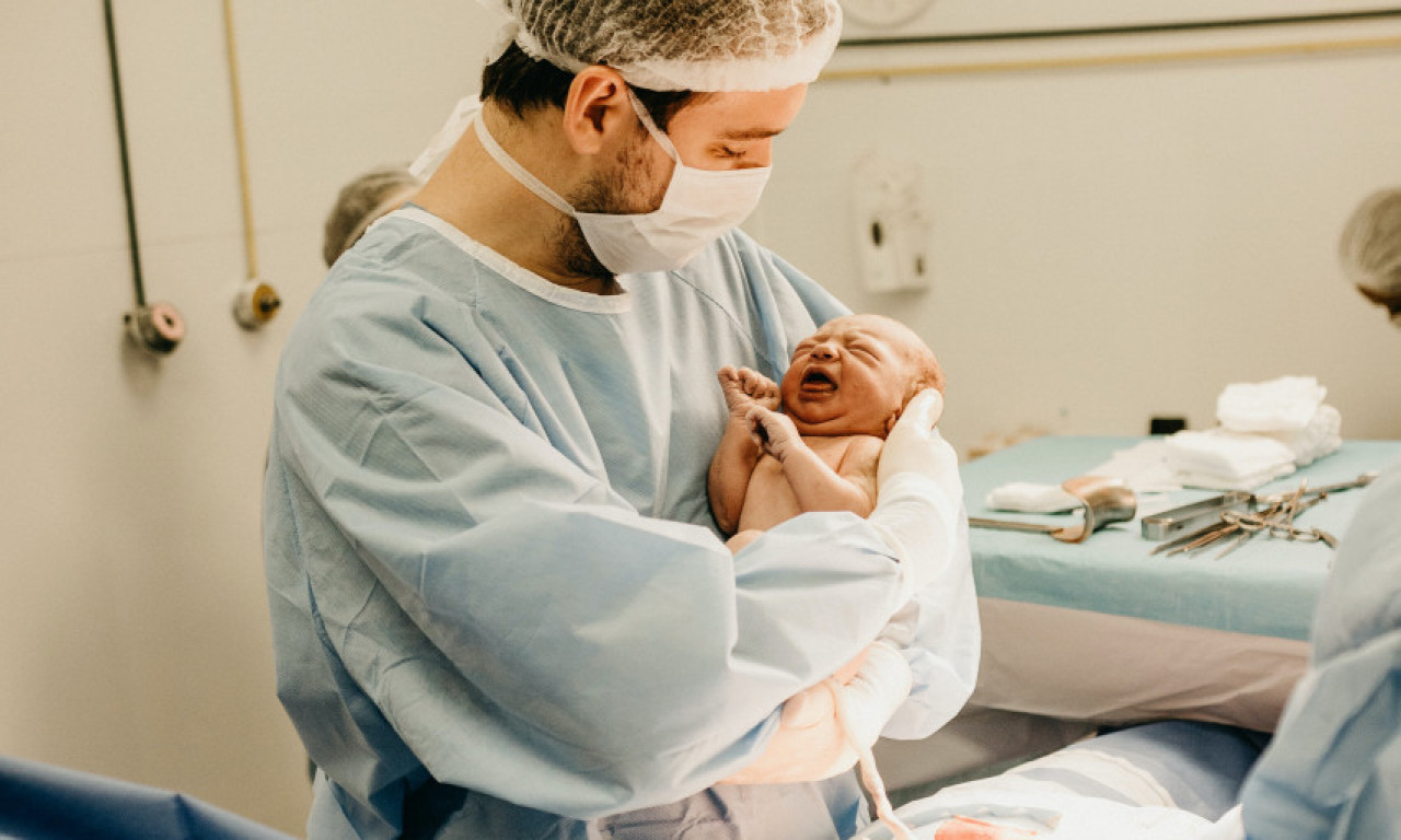 MILION EVRA kazna za ZAMENU BEBA - region Pulja u Italiji moraće da PLATI zbog greške porodilišta