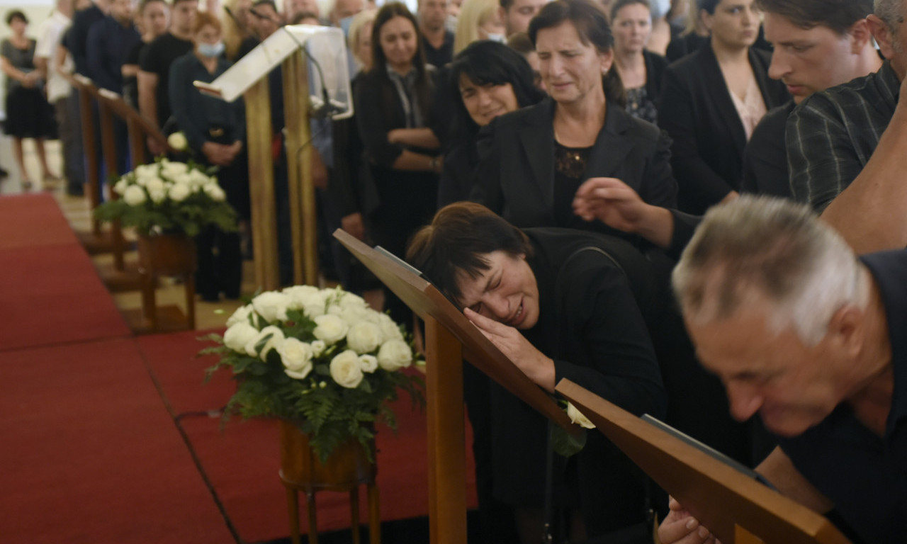 UJEDINJENI U BOLU: Cetinje i cela Crna Gora TUGUJU ZA ŽRTVAMA pomahnitalog ubice