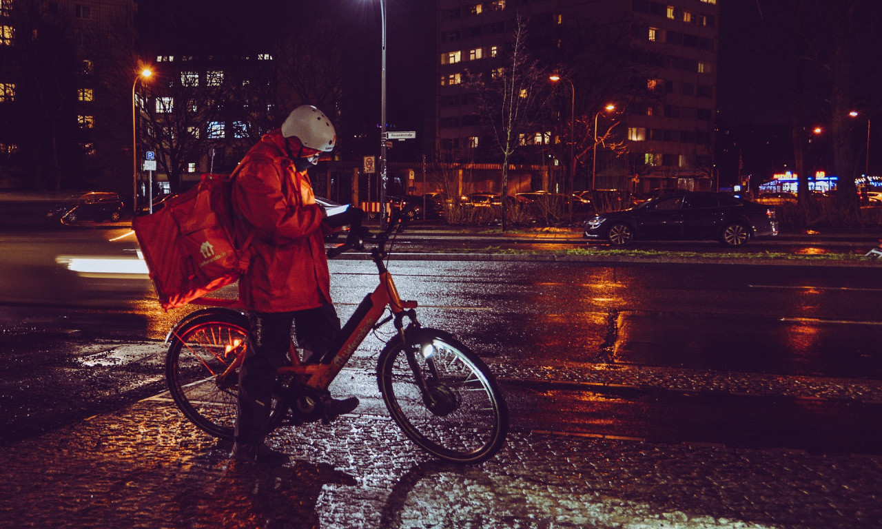 PRETUČEN DOSTAVLJAČ HRANE U ZEMUNU Oteli mu torbu, pa oborili na pod i šutirali - sumnja se da su navijači