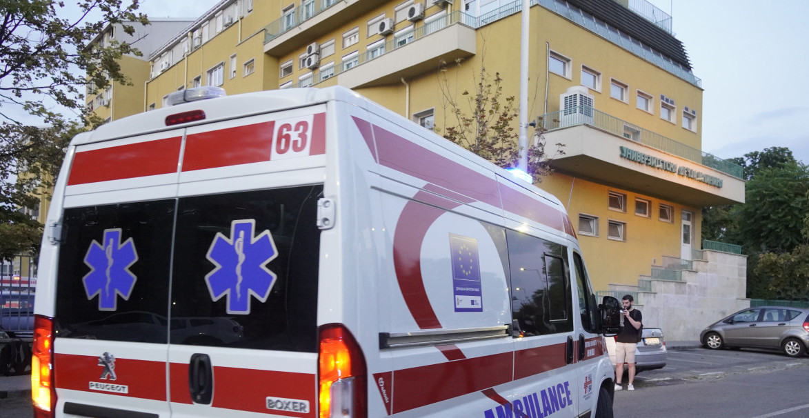 CELA PORODICA TEŠKO POVREĐENA U NESREĆI NA AUTO-PUTU U BEOGRADU Dvoje male dece hitno prevezeno u Tiršovu