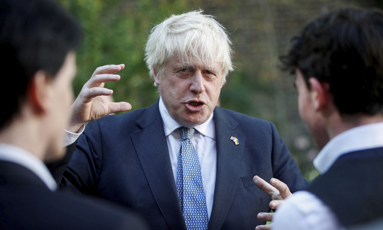 LONDON GORI, a Džonson se češlja: Britanija grca u krizi, PREMIJER PONOVO NA ODMORU