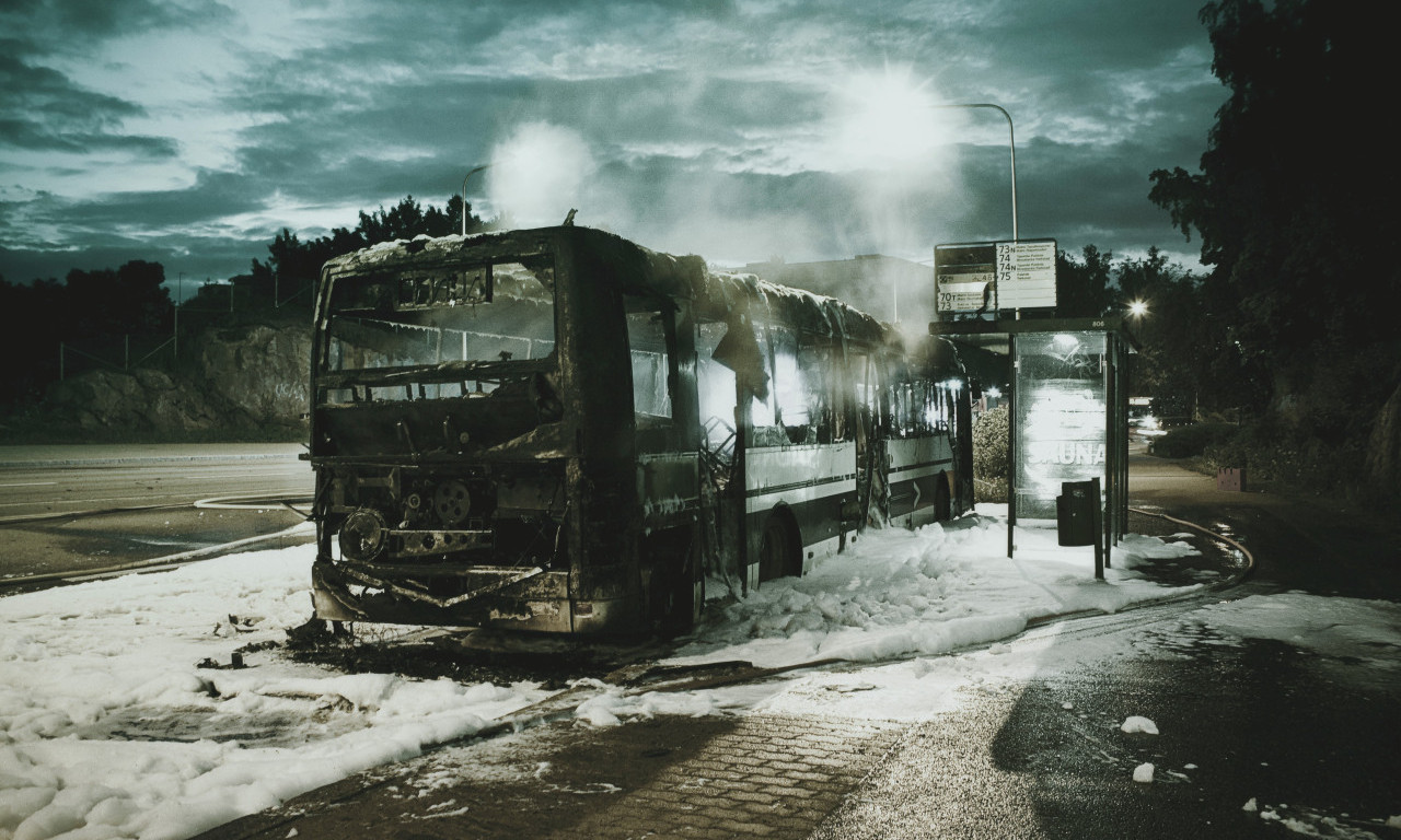 Izbio veliki POŽAR u Kovačici - plamen progutao više AUTOBUSA