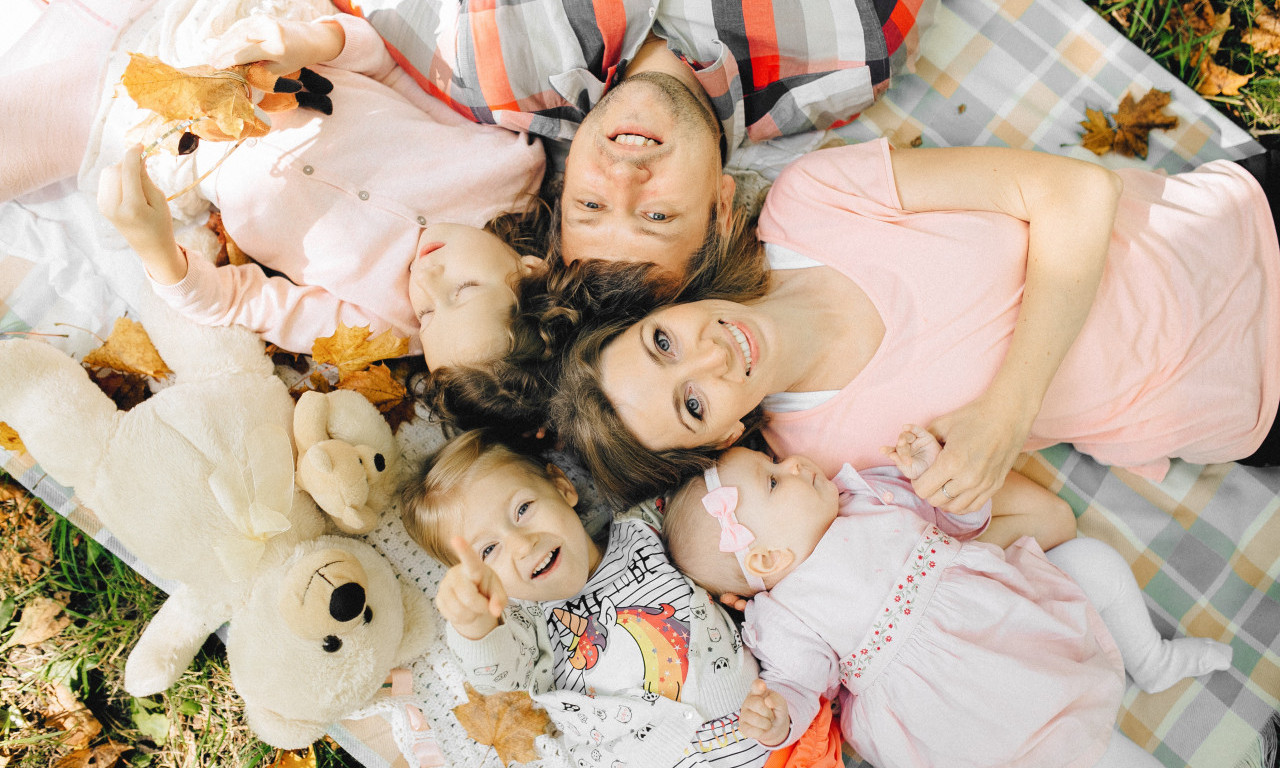 RODITELJI, GRAD VAM ISPLAĆUJE 3 PROSEČNE PLATE Evo kako da se prijavite i da li imate pravo na pomoć (VIDEO)