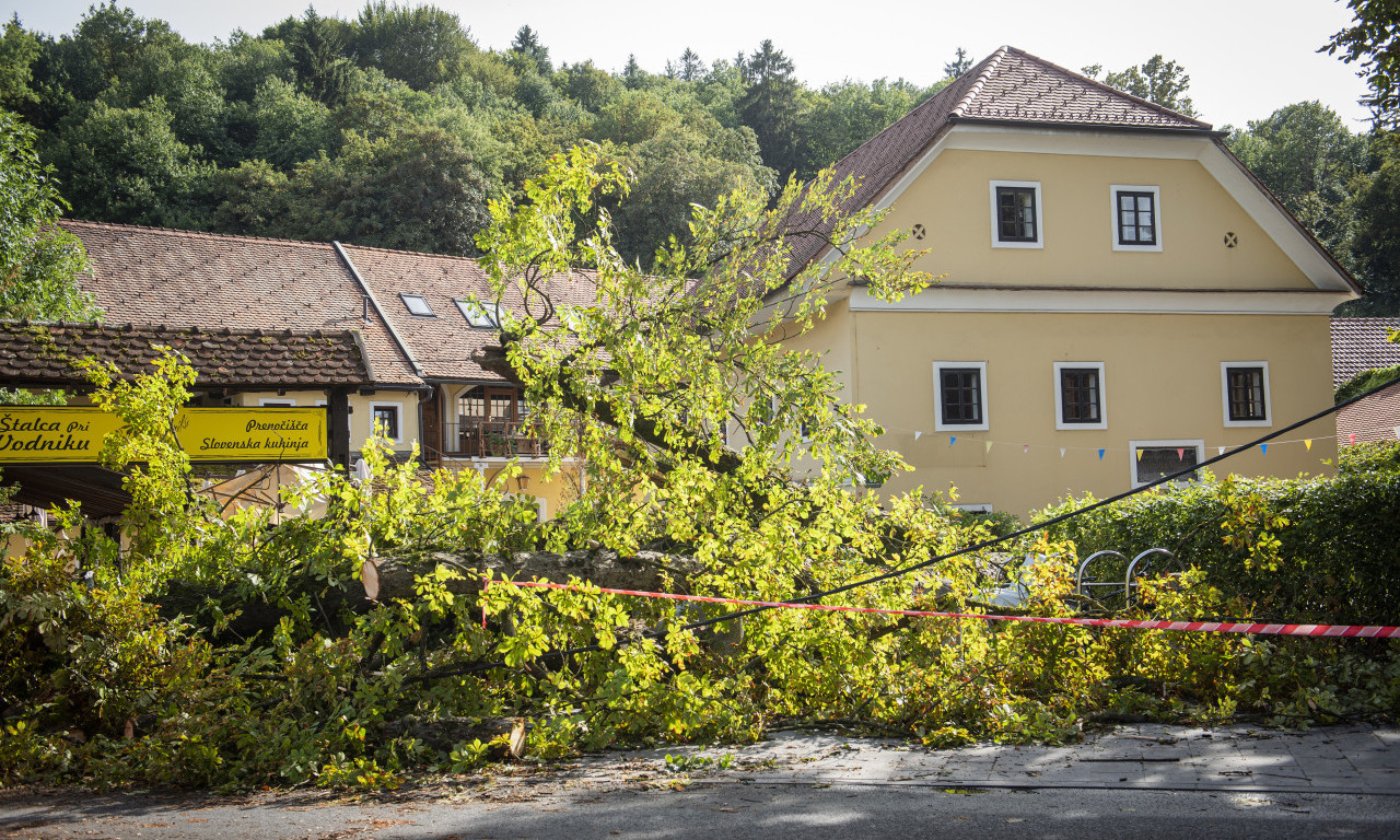 OLUJNI VETAR OŠTETIO KROVOVE U Sloveniji hiljade bez struje, zatvorene škole i vrtići