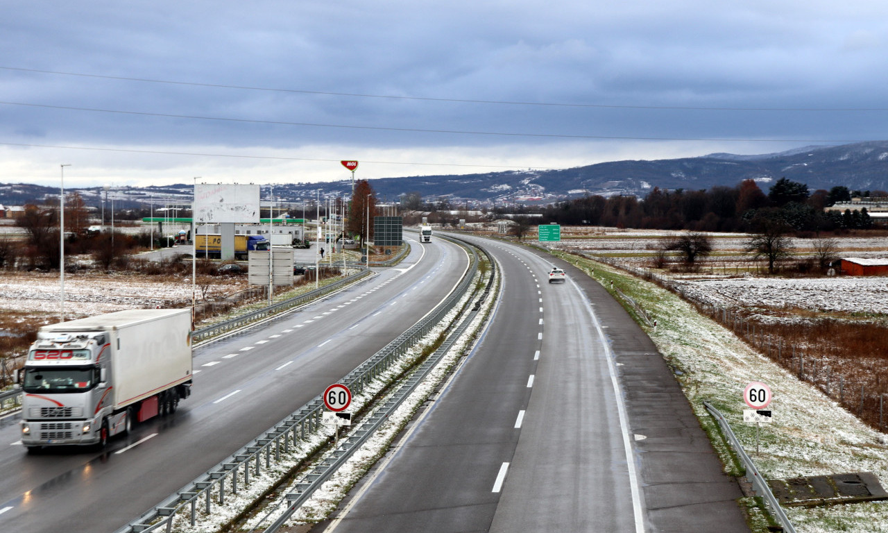 HAOS NA OBILAZNICI OKO BEOGRADA Prevrnula se prikolica, formiraju se veliki zastoji (FOTO)