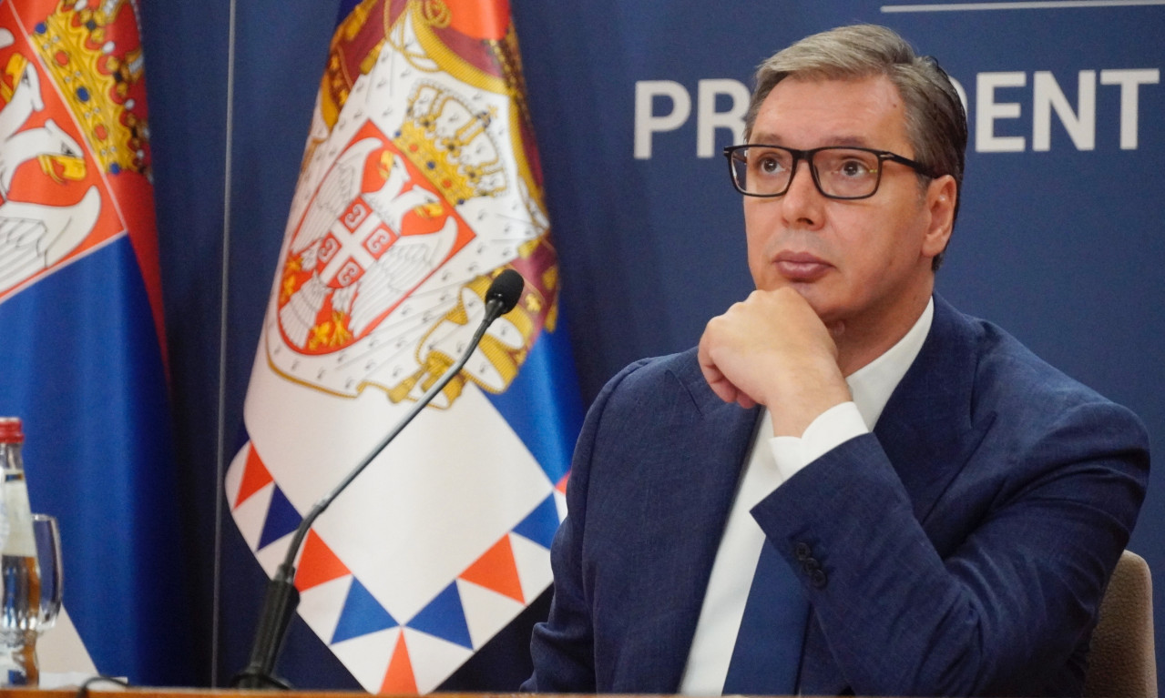 Predsednik Vučić MOĆNOM PORUKOM čestitao Novu godinu GRAĐANIMA SRBIJE! (VIDEO)