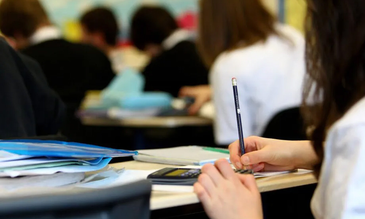 DA LI SU DANAS SKRAĆENI ČASOVI U ŠKOLAMA? Ministar prosvete otkrio kako teče prvi školski dan posle raspusta