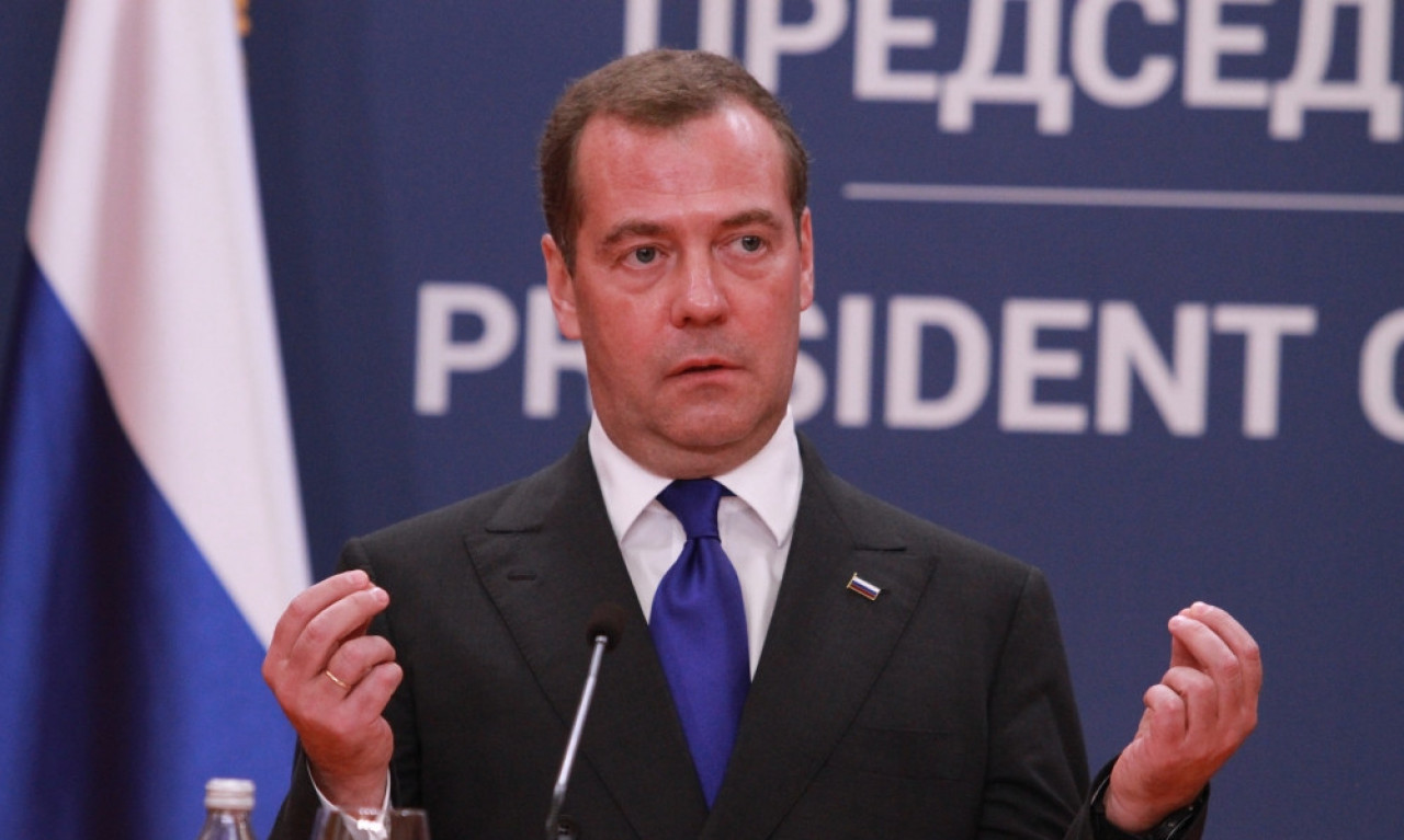 Ne igrajte se AVIONIMA u svom pesku, DEČICE: Medvedev PORUČIO da bi to mogao da bude KRAJ za Evropu
