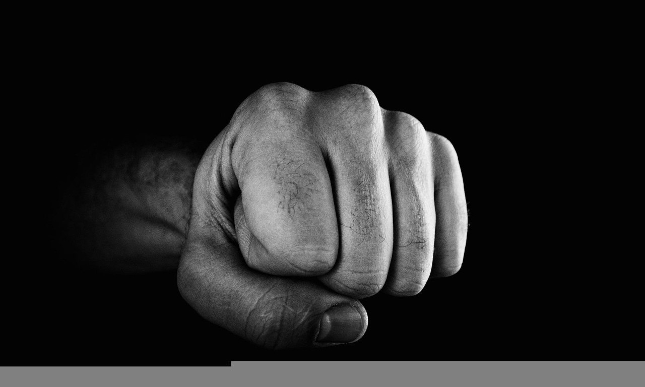 TUČA U SUPERMARKETU NA VOŽDOVCU Deka sa ćerkom otišao u radnju, a muškarac (42) nasrnuo na njih