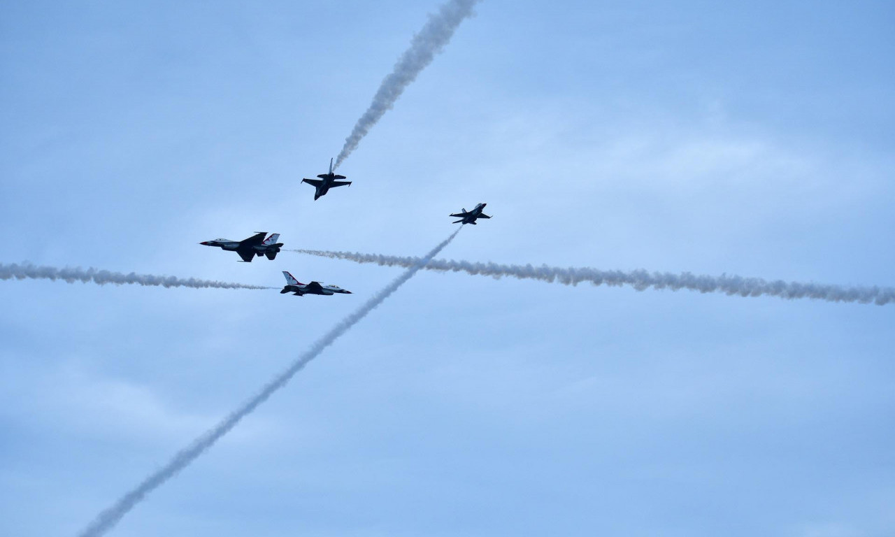 DIREKTAN SUDAR AVIONA na nebu iznad Italije: Jedan se SRUŠIO NASRED ULICE, poginuli piloti