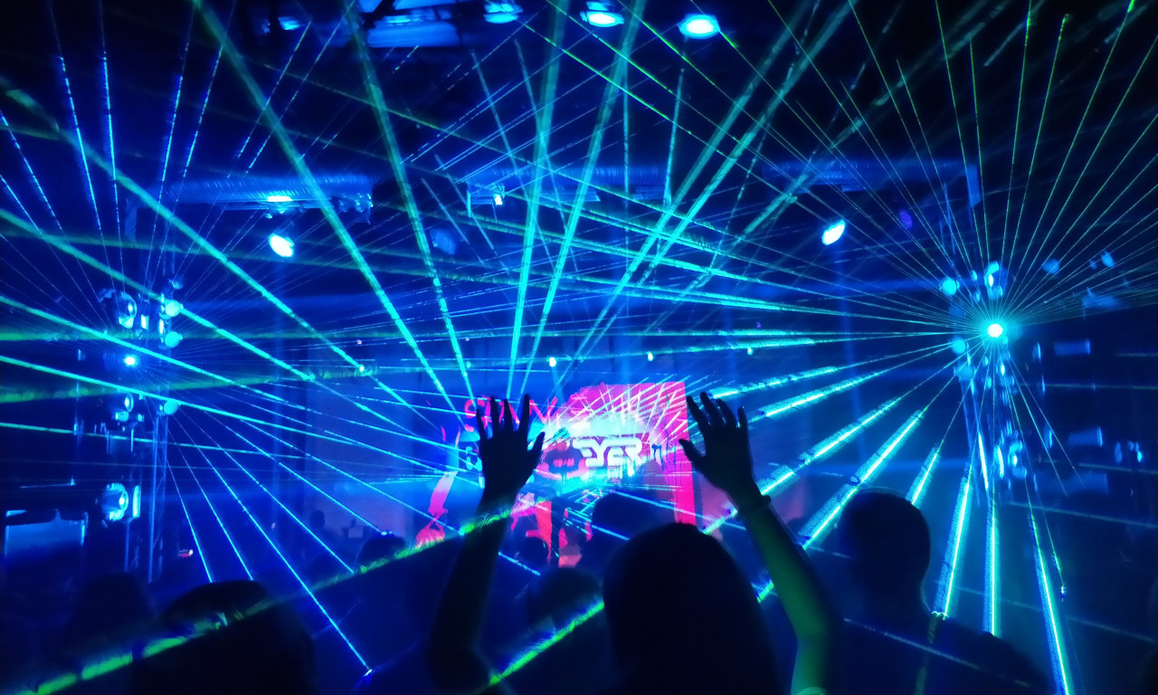 OTKAZANI NASTUPI PEVAČA ZBOG DANA ŽALOSTI Ova poznata imena neće pevati večeras i sutra!